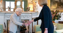 Kraliçe ile görüşen Liz Truss resmen İngiltere Başbakanı oldu