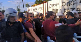 ETF Tekstil işçileri kendilerini fabrikanın girişine bağladı