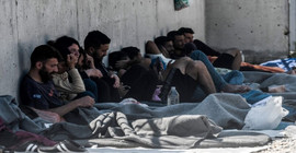 Yunanistan'da kampa alınmayan 100'den fazla Ezidi günlerdir sokakta yatıyor