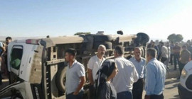 İşçileri taşıyan minibüs kaza yaptı: 2’si ağır 13 kişi yaralandı