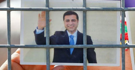 Demirtaş: Erdoğan, Öcalan ile görüşürken 'terörle arasına mesafe koymasını' istemiş olabilir mi?