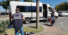 Kapısı açık minibüsten düşen kadın ağır yaralandı