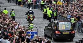 Kraliçe 2. Elizabeth'in cenazesi Edinburgh'a ulaştı