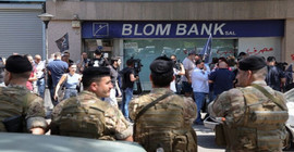 Lübnan'da rehin alma eylemleri sürüyor: Banka mağdurları yine şube bastı