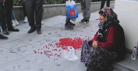 Bahçesinden topladığı meyveler zabıta işlem yaparken yere döküldü, yaşlı kadın ağladı