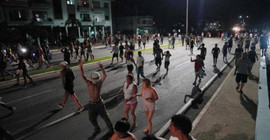 Kübalılar elektrik kesintilerine karşı sokakta