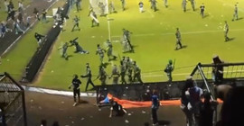 Endonezya'da futbol maçında çıkan izdihamda 129 kişi öldü