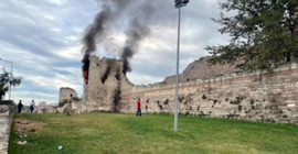İstanbul'un tarihi surlarında yangın çıktı