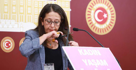 HDP'li Ersoy, İranlı kadınlara destek için Meclis'te saçlarını kesti