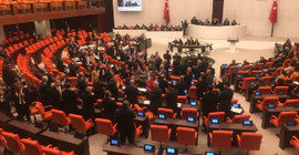 Sansür yasası 29. maddede protestoya takıldı