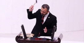 Sansür yasasına tepki: Kürsüde çekiçle telefonunu kırdı