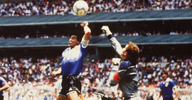 Maradona'nın 'Tanrı'nın Eli' golünü attığı top açık artırmada satılacak