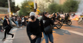 Polisin İranlı eylemciye cinsel saldırısı kamerada