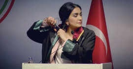 Avukatlar Mahsa Amini için saçlarını kesti