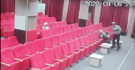 Aydınlar Ocağı konferansında protokol koltuğuna oturan kadın darp edildi