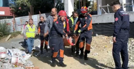 İnşaat kalıplarının altında kalan işçi yaralandı
