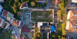Balatlar Kilisesi'nde din adamları Süryaniler gibi oturur şekilde defnedilmiş