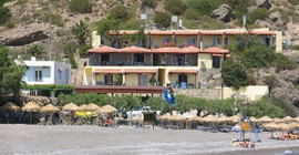 Girit'te otele kaya düştü: Bir kadın öldü, oğlu yaralandı