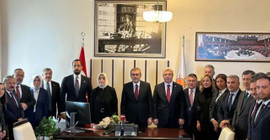 Mahir Ünal grup başkanvekilliğini Özlem Zengin'e devretti