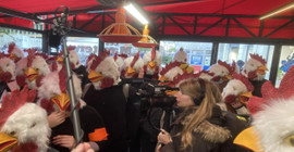 Paris'te aktivistler tavuk maskeleriyle fast food restoranını bastı