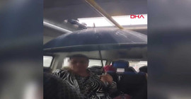 Dolmuşta şemsiyeyle yağmurdan korundu