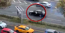 Direksiyondaki sürücü bayıldı, otomobili diğer sürücüler durdurdu