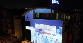 DEVA Partisi binasına yansıtılan görüntüde 'Hemen Demokrasi' vurgusu yapıldı