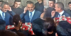 Bakan Özer, atanamayan öğretmenin uzattığı çiçeği almadı