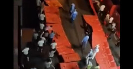 Çin'de Covid-19 karantinası protestosu: Polis aracı devrildi, barikatlar yıkıldı