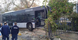İstanbul'da kaza: Metrobüs Kadıköy Belediyesi binasının duvarına çarptı