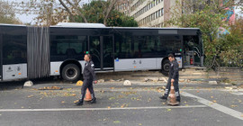 Kadıköy'de belediyenin bahçe duvarına çarpıp asılı kalan metrobüs çekildi
