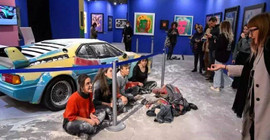 İklim aktivistlerinin hedefi bu kez Andy Warhol’un tasarımı oldu