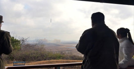 Kuzey Kore lideri kızıyla el ele balistik füze atışını izledi