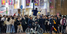 Japonların Dünya Kupası kutlaması viral oldu: Kırmızı ışıkta eğlenip, yeşilde araçlara yol verdiler