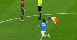 Portekiz-Uruguay maçında sahaya inip LGBTİ+ bayrağı açan aktivist serbest bırakıldı
