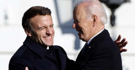 Biden, 42 saniye boyunca Macron ile tokalaşınca viral oldu