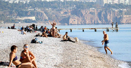 Antalya'da deniz suyu sıcaklığı 21 derece, sahil dolu