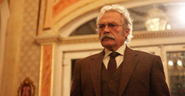 Haluk Bilginer sahnede fenalaştı, hastaneye kaldırıldı
