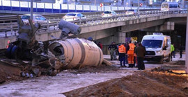 Viyadükten düşen beton mikserinin sürücüsü öldü