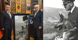 MHP’li başkan, Bahçeli’ye Hitler’in Atatürk montajlı fotoğrafını hediye etti