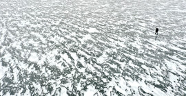 Kısmen donan Çıldır Gölü sezonun ilk ziyaretçilerini ağırladı