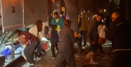 ABD Başkan Yardımcısı'nın evinin önüne otobüsler dolusu göçmen bırakıldı