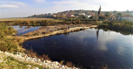 Büyük Menderes Nehri siyaha büründü