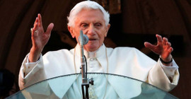 Papa Francis: Eski Papa Benediktus çok hasta, onun için dua edin