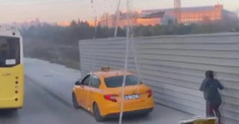 Esenyurt'ta taksici kaldırımdaki skuterli kadına çarptı