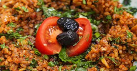 Kısır yaparken genelde kimse dikkat etmiyor ama böyle hazırlanınca daha lezzetli