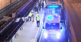 Duraktaki yolcu, metrobüsün altında kalarak öldü