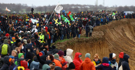 Almanya'da 'linyit köyündeki' iklim eylemcileri alandan çıkarıldı