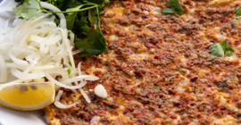 Kebapçı yolunu unutturuyor; Lahmacun böyle çok daha hızlı pişiriliyormuş