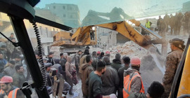 Halep'in Kürt mahallesi Şeyh Maksud'da, Afrinli göçmenlerin yaşadığı beş katlı bina çöktü